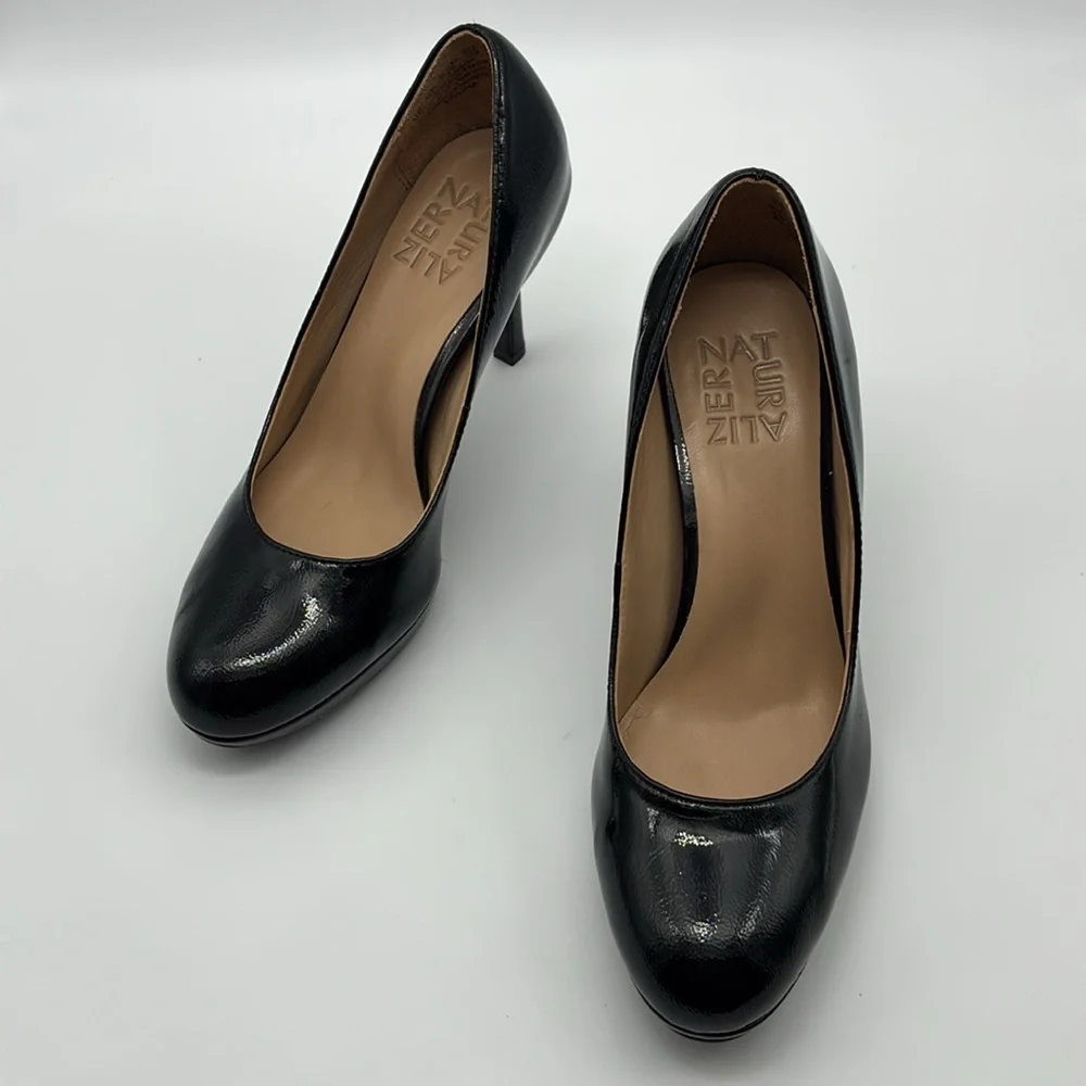 Naturalizer Women's Black Pumps size 5